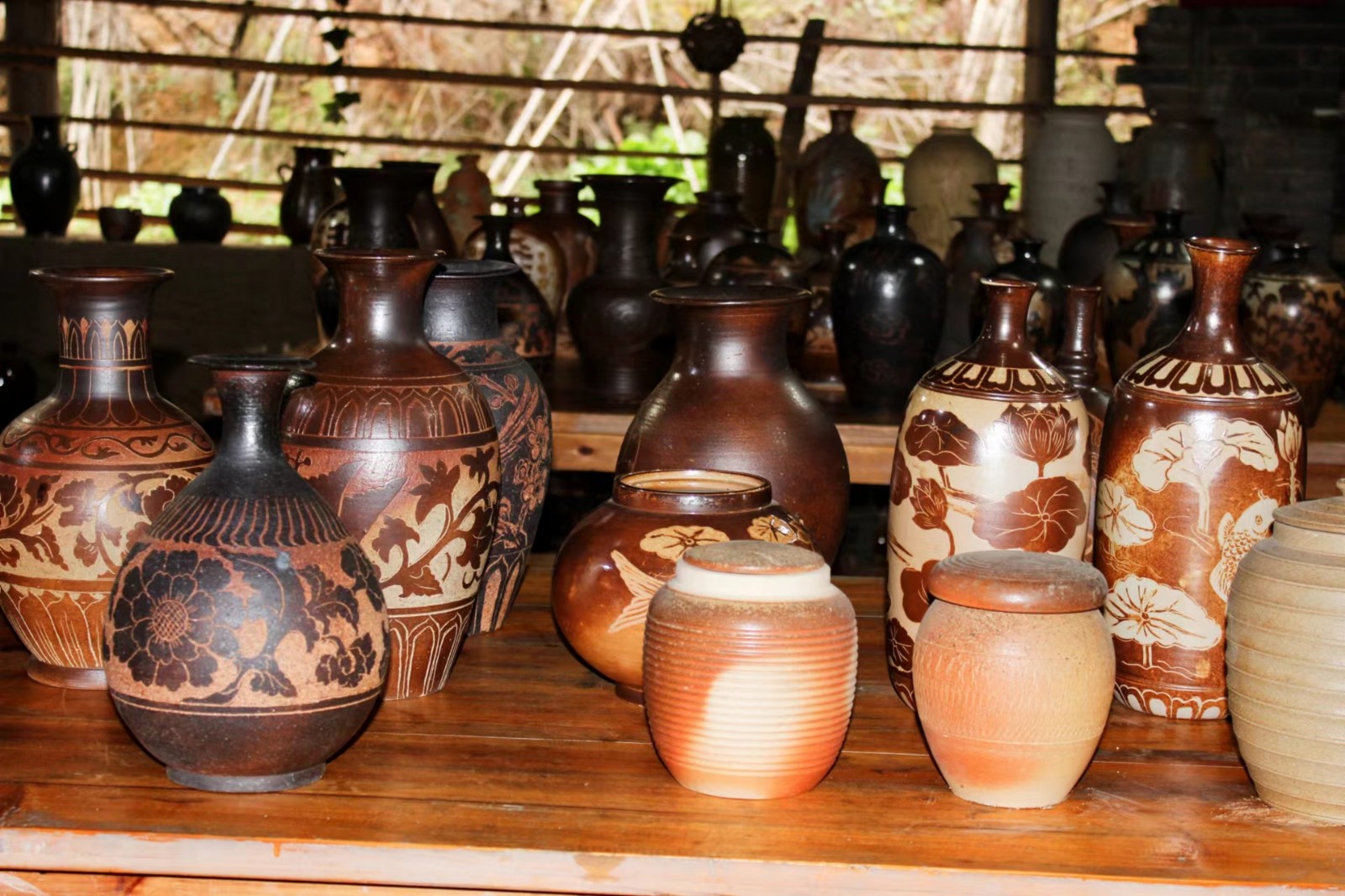 “湘西記憶”系列是辰溪土陶非遺基地銷(xiāo)售最為火爆的產(chǎn)品