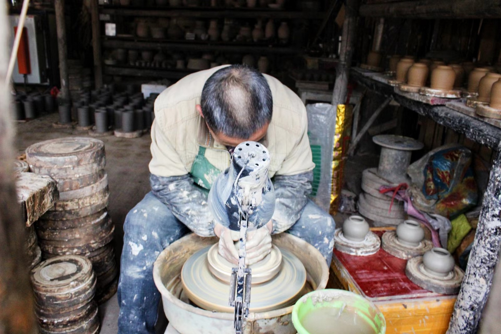 “湘西記憶”系列是辰溪土陶非遺基地銷(xiāo)售最為火爆的產(chǎn)品