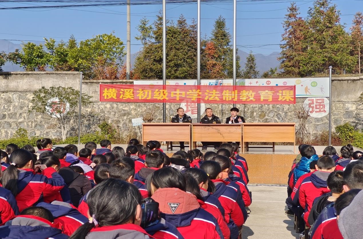 加強(qiáng)“法制教育”，創(chuàng)建“平安校園”