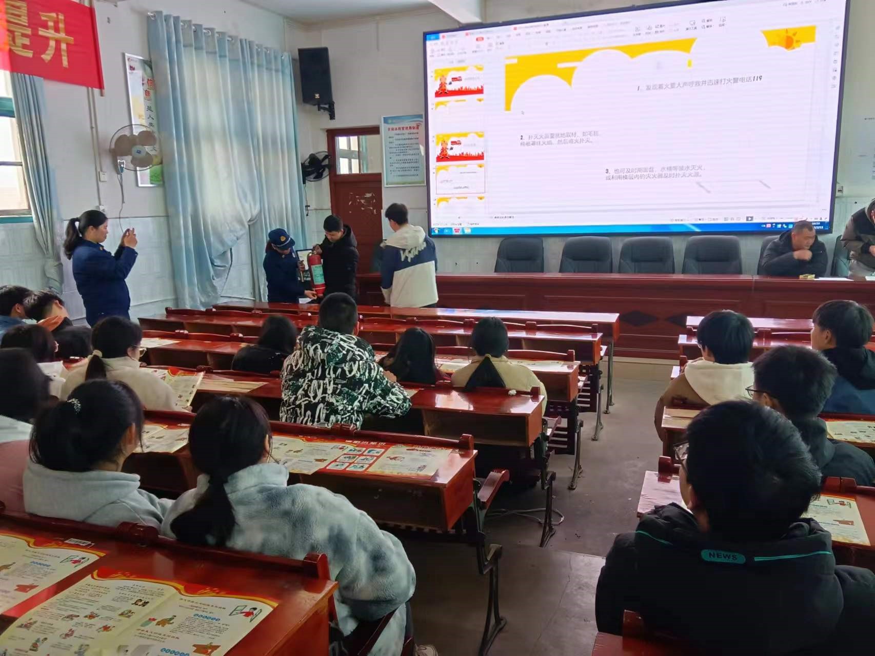 開展消防應(yīng)急演練，筑牢校園防火“安全墻”