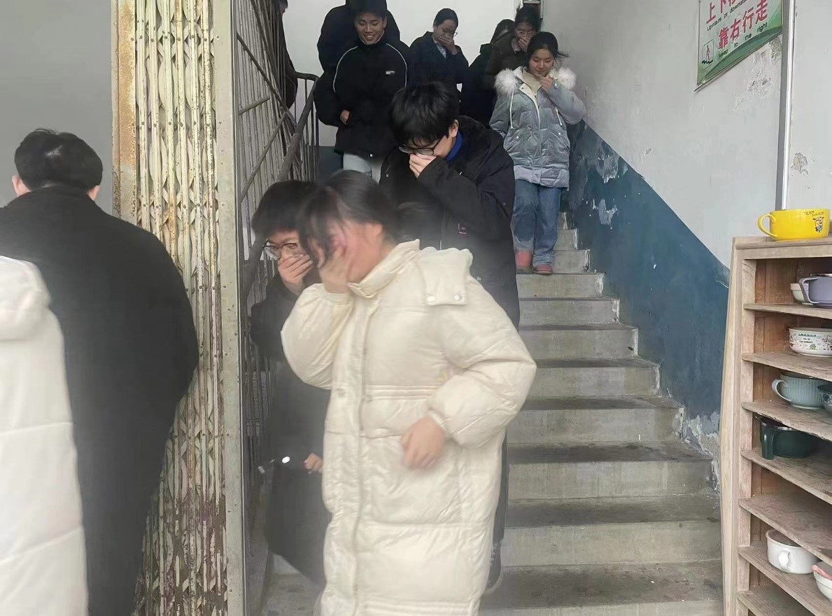 開展消防應(yīng)急演練，筑牢校園防火“安全墻”