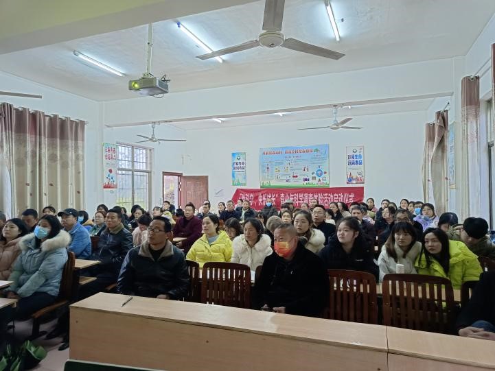 河伯鄉(xiāng)中心學校組織教職工觀看《陽光護蕾——湖南省防范性侵學生警示教育片》