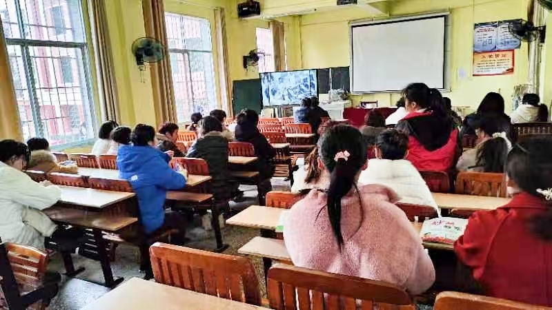 邵陽縣塘田市鎮(zhèn)中心完全小學觀看安全警示片