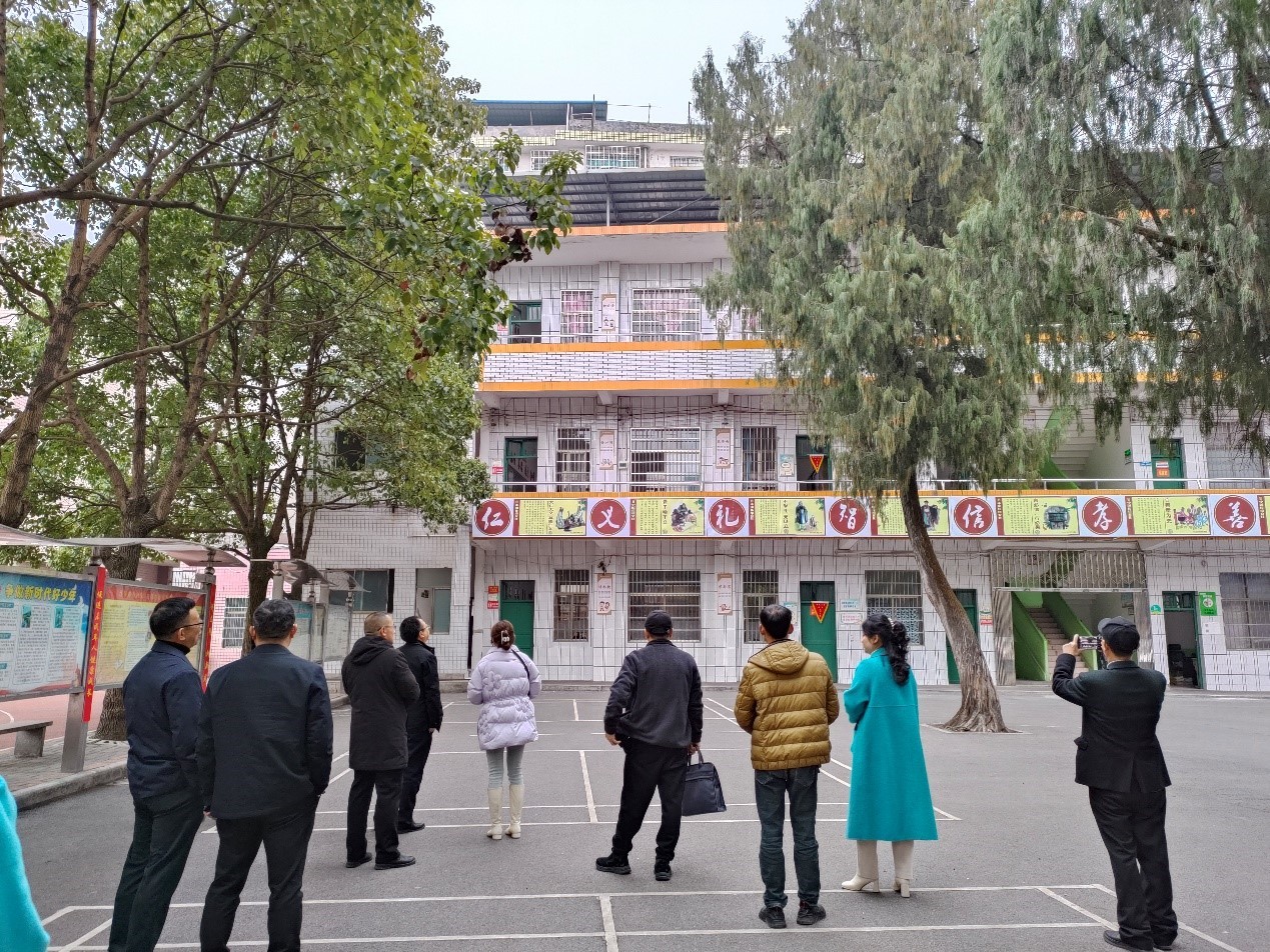 省教育廳領(lǐng)導(dǎo)至新寧縣解放小學(xué)視察 經(jīng)典閱讀活動(dòng)的開展情況