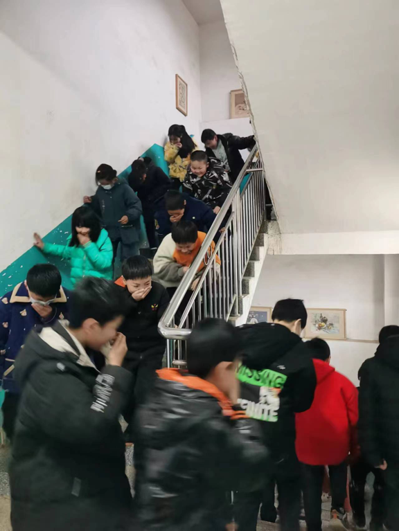 蔡橋鄉(xiāng)中心完小開展消防應(yīng)急演練及消防知識講座