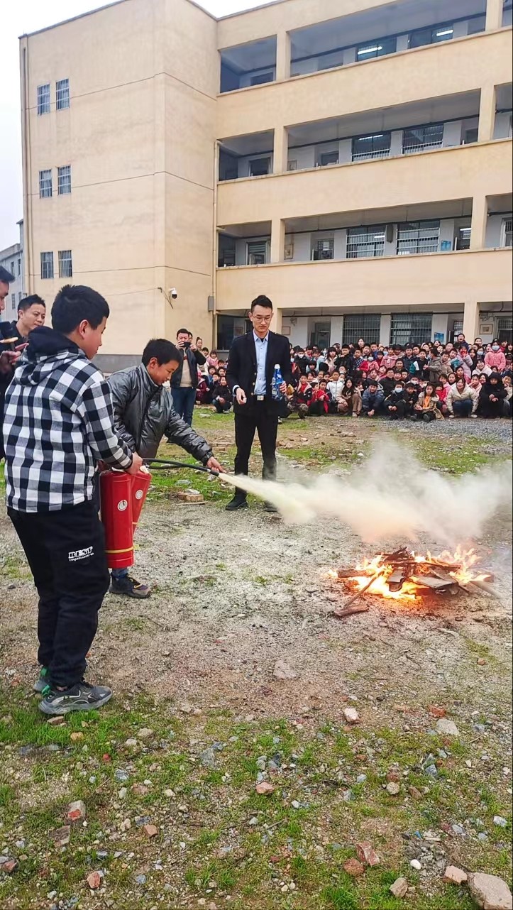 蔡橋鄉(xiāng)中心完小開展消防應(yīng)急演練及消防知識講座