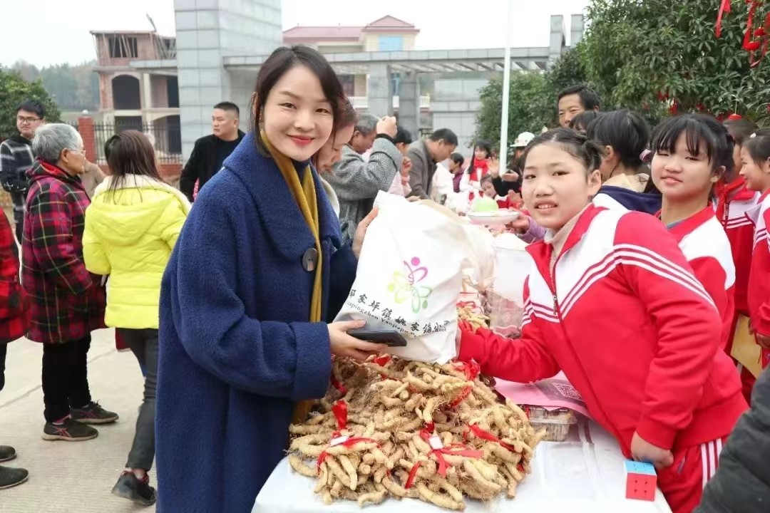 邵陽縣谷洲鎮(zhèn)中心學(xué)校領(lǐng)導(dǎo)赴酈家坪鎮(zhèn)杉木橋中學(xué)、姚家鋪小學(xué)考察學(xué)習(xí)勞動課程基地建設(shè)