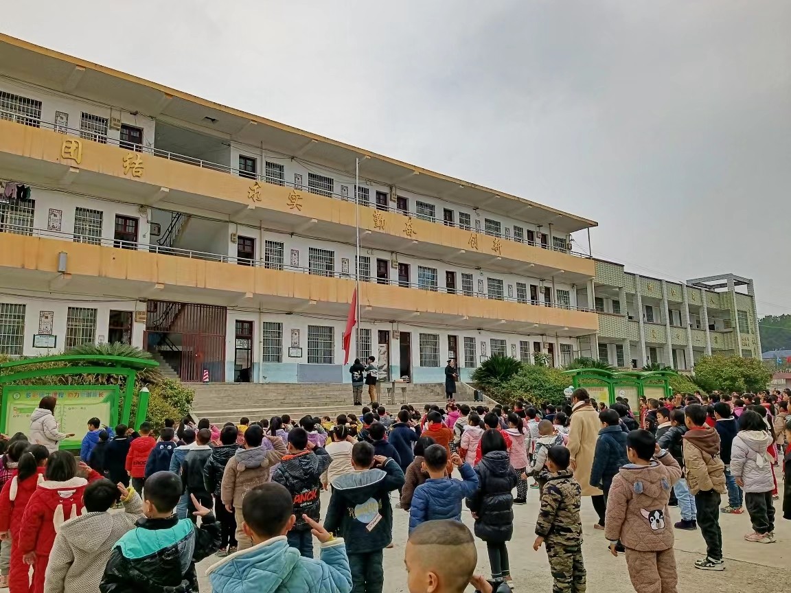 “勵(lì)志成就夢(mèng)想，少年揚(yáng)帆起航”