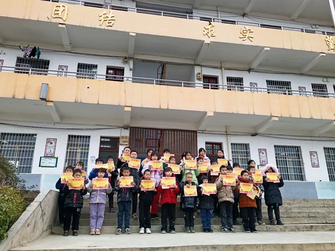 “勵(lì)志成就夢(mèng)想，少年揚(yáng)帆起航”