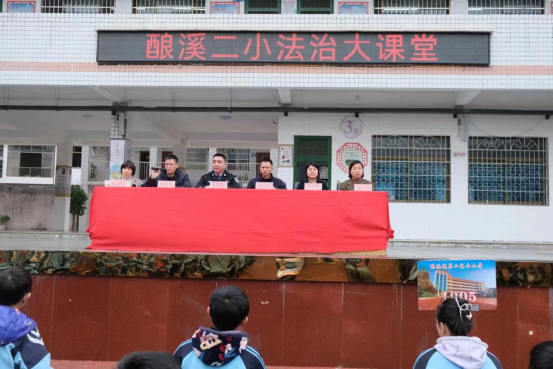 新邵縣公安局副局長(zhǎng)孫武健到釀溪鎮(zhèn)二完小開展法治教育專題講座