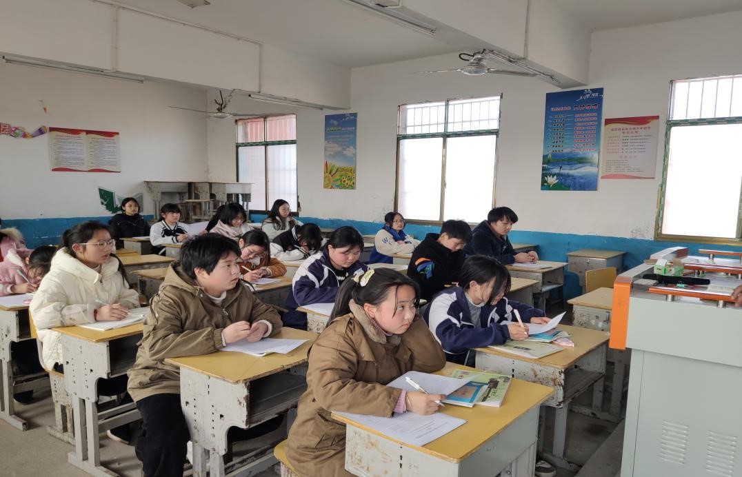 金稱市鎮(zhèn)中學組織團干、團支部書記新學期團課學習