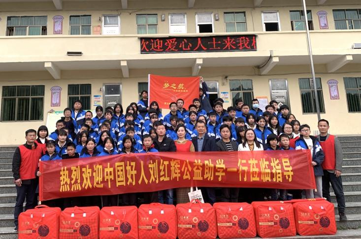 夢之航委員工作室舉行“匯聚愛心，傳送溫暖”公益助學(xué)活動(dòng)