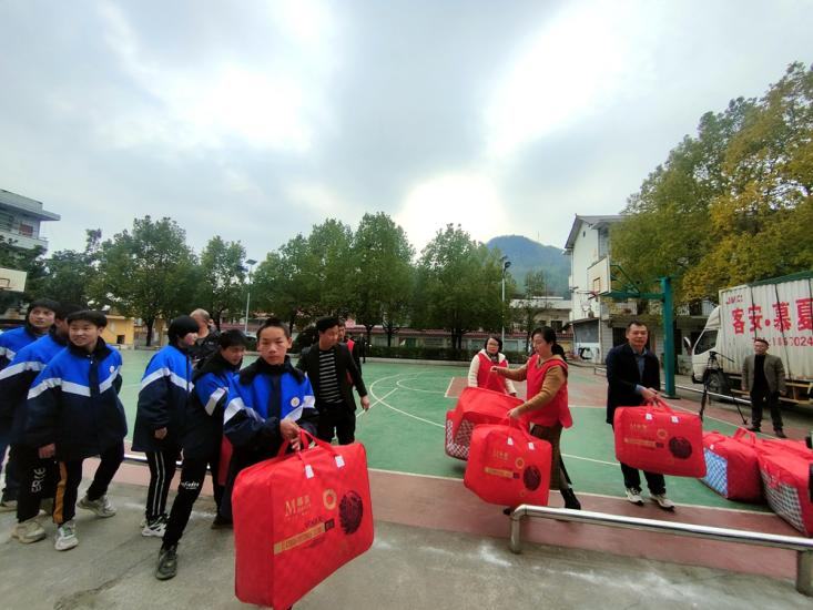 夢之航委員工作室舉行“匯聚愛心，傳送溫暖”公益助學(xué)活動(dòng)