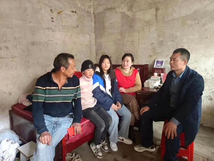 夢之航委員工作室舉行“匯聚愛心，傳送溫暖”公益助學(xué)活動(dòng)