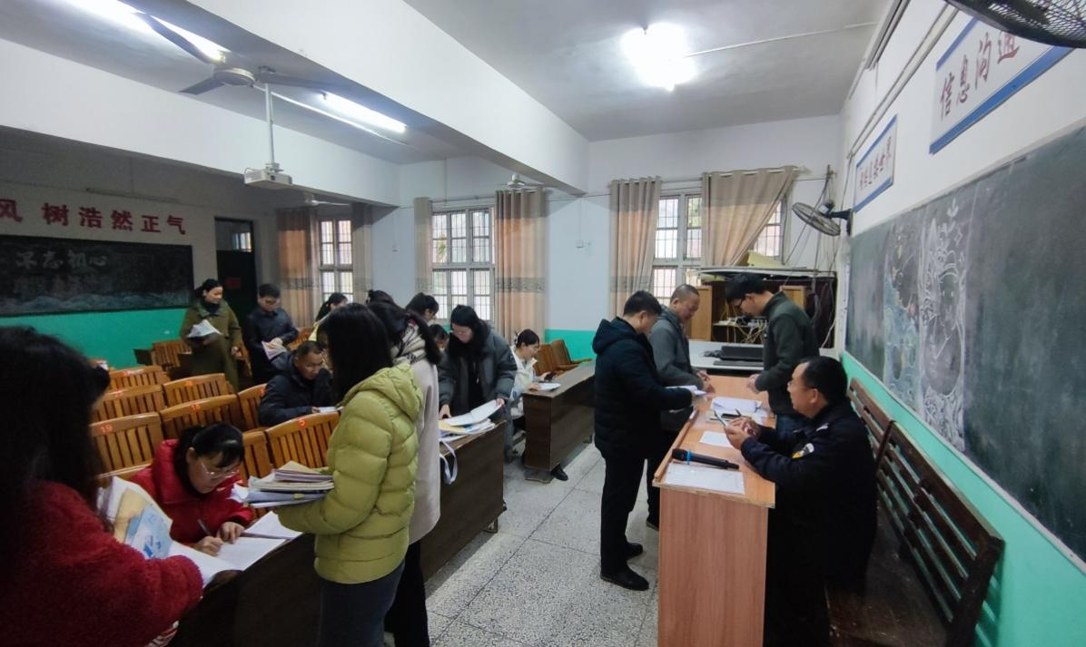 洞口縣山門鎮(zhèn)橫溪初級中學開展教學常規(guī)檢查