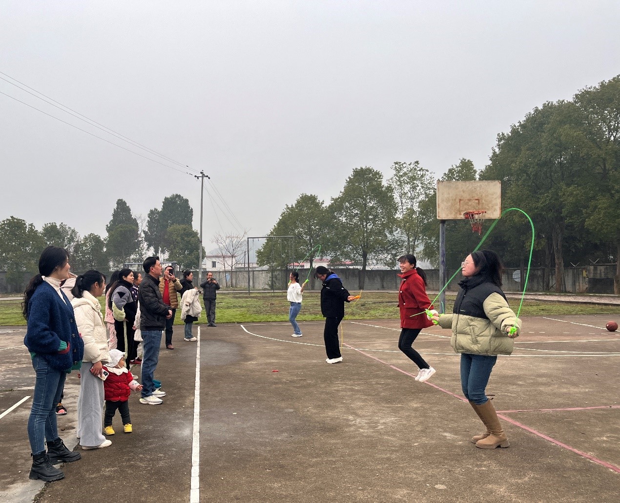 洞口縣管竹中學(xué)舉行女職工投籃、跳繩比賽