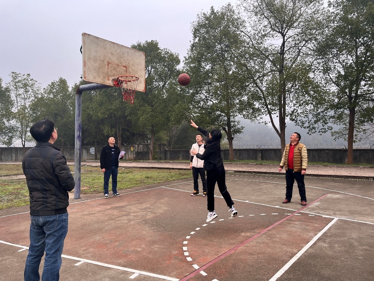 洞口縣管竹中學(xué)舉行女職工投籃、跳繩比賽