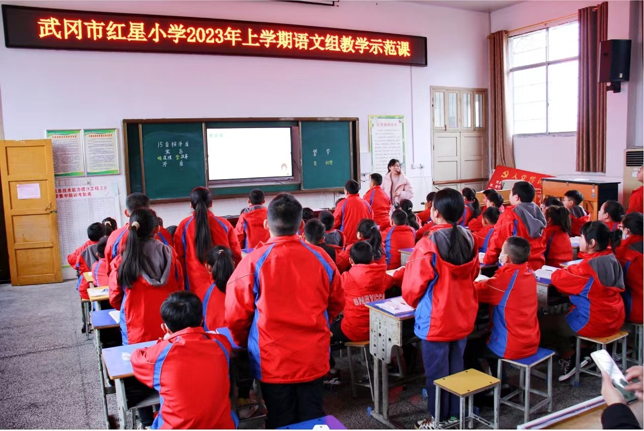 春耕不輟，研訓(xùn)并行