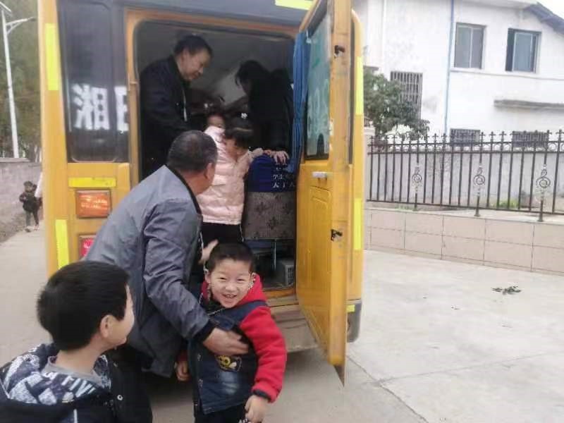 新寧縣萬塘鄉(xiāng)白馬田幼兒園舉行校車安全演練