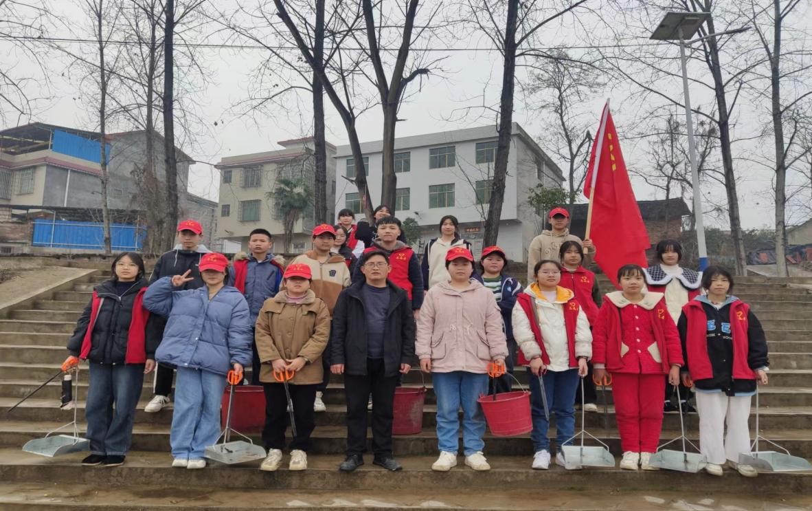 弘揚雷鋒精神  美化家鄉(xiāng)環(huán)境