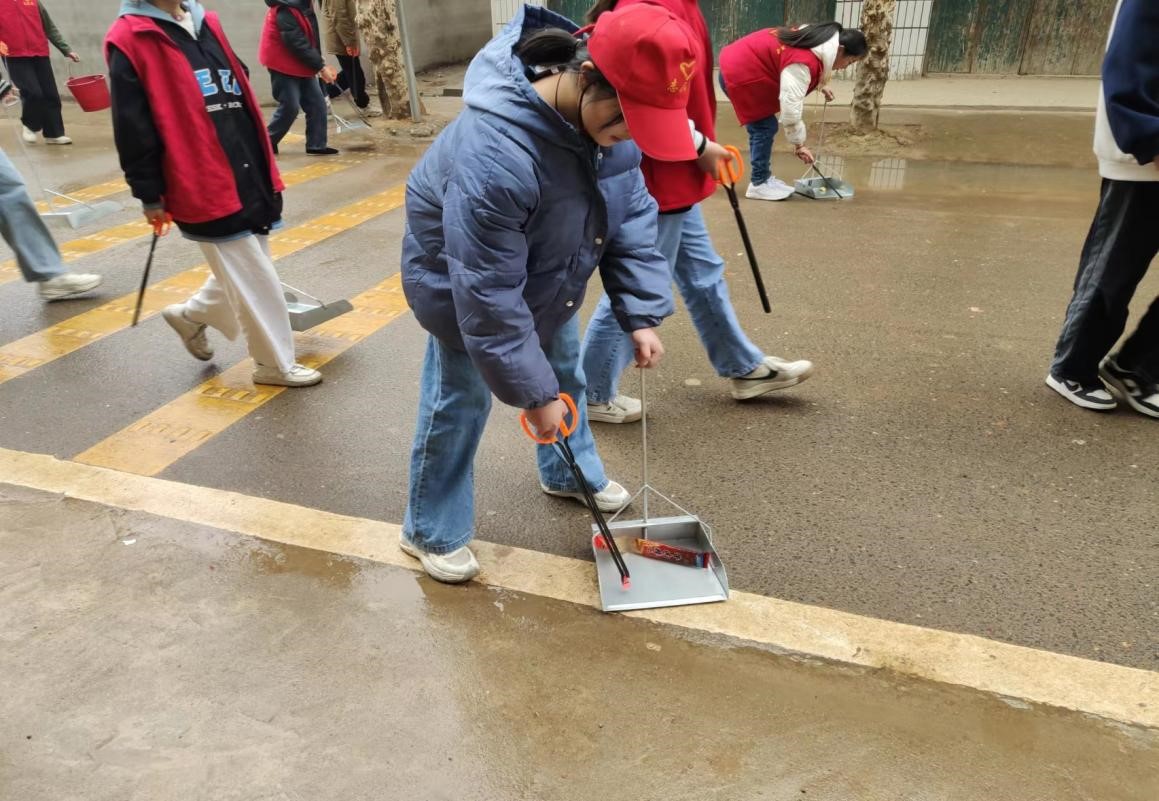 弘揚雷鋒精神  美化家鄉(xiāng)環(huán)境