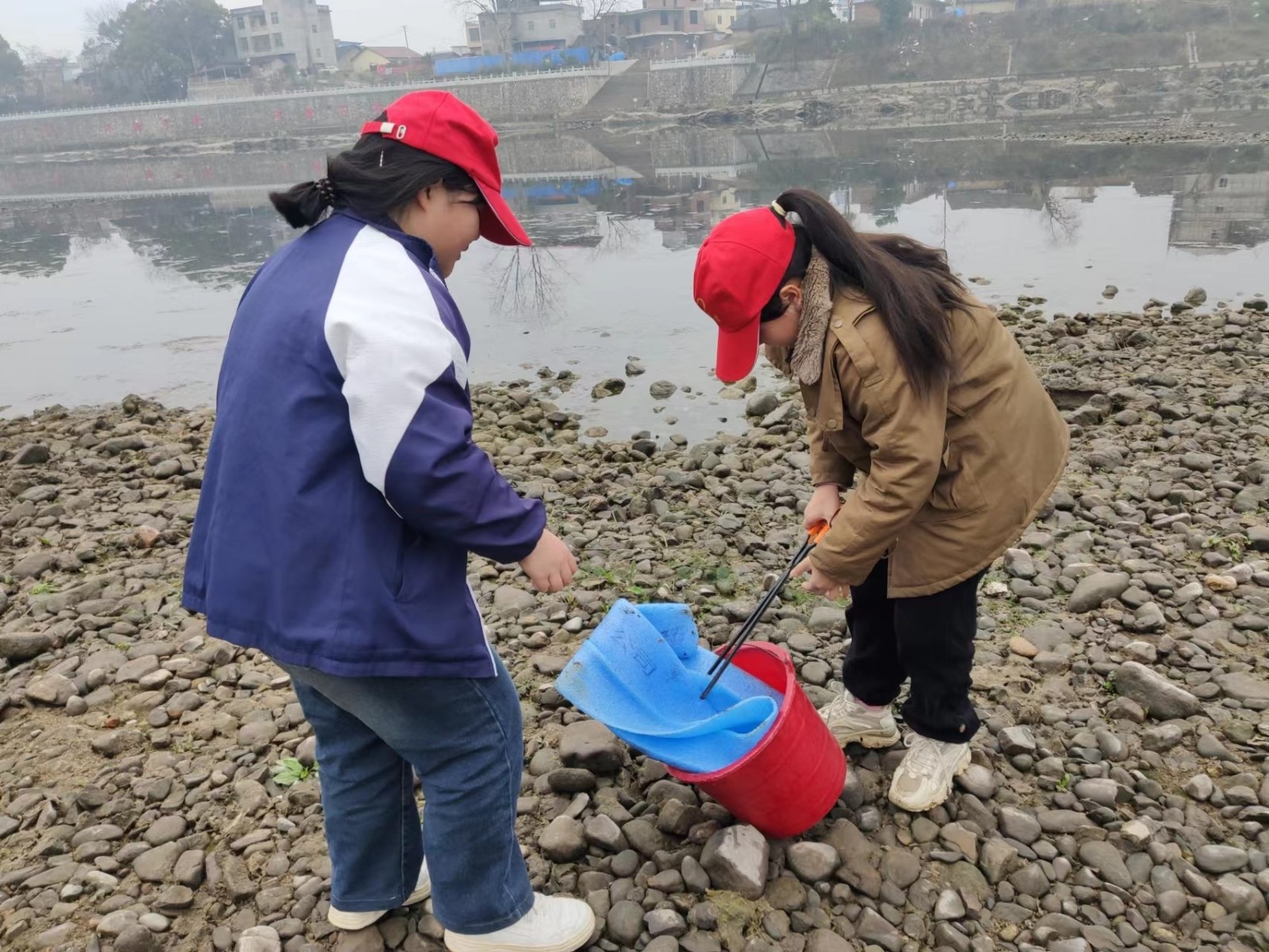 弘揚雷鋒精神  美化家鄉(xiāng)環(huán)境