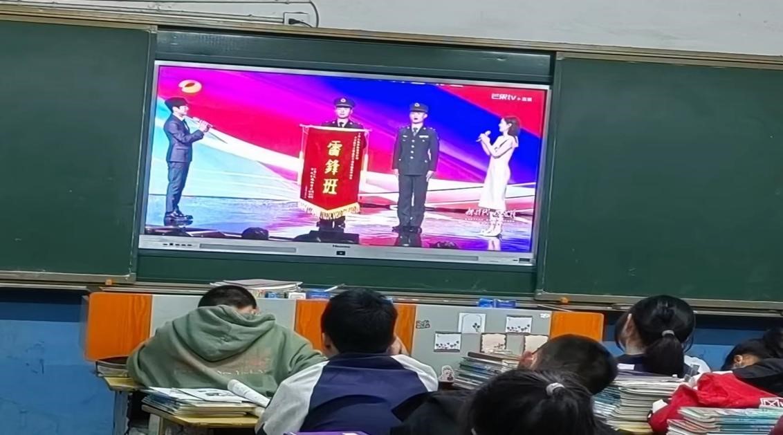 金稱市鎮(zhèn)中學(xué)組織師生觀看“新時(shí)代.新雷鋒”主題文藝晚會(huì)直播