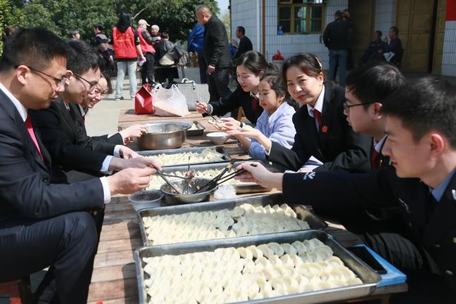 辰溪法院開展“3.5學(xué)雷鋒送溫暖”志愿服務(wù)