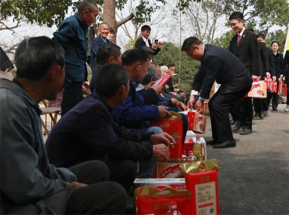 辰溪法院開展“3.5學(xué)雷鋒送溫暖”志愿服務(wù)