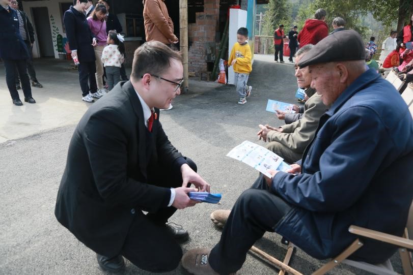 辰溪法院開展“3.5學(xué)雷鋒送溫暖”志愿服務(wù)