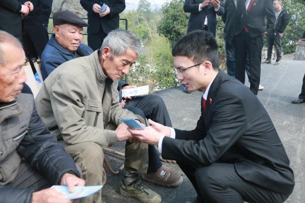 辰溪法院開展“3.5學(xué)雷鋒送溫暖”志愿服務(wù)