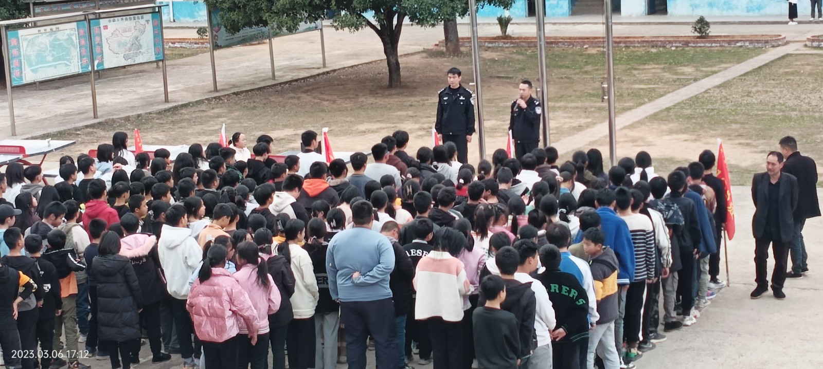 法制宣傳進(jìn)校園 雙江師生認(rèn)真學(xué)