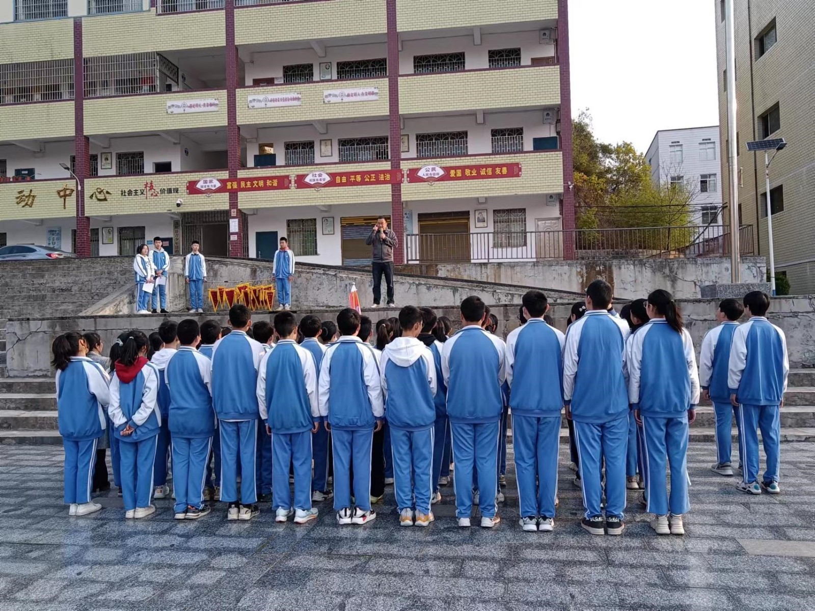 邵陽縣塘渡口中學(xué)開展“學(xué)雷鋒”國旗下的講話活動