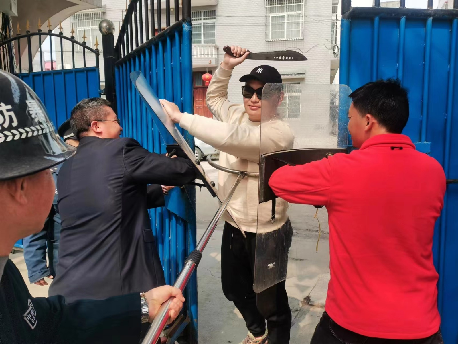 竹市鎮(zhèn)中學(xué)開展反恐防暴演練，構(gòu)建和諧安全校園