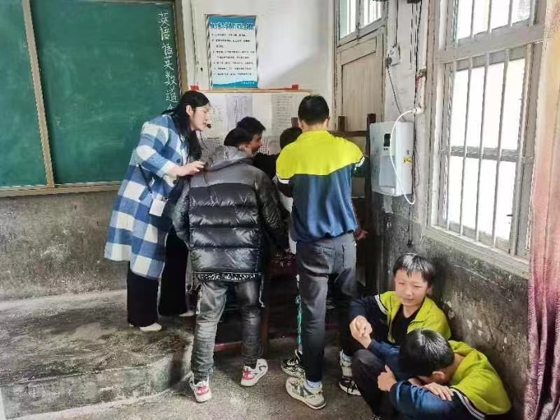 竹市鎮(zhèn)中學(xué)開展反恐防暴演練，構(gòu)建和諧安全校園