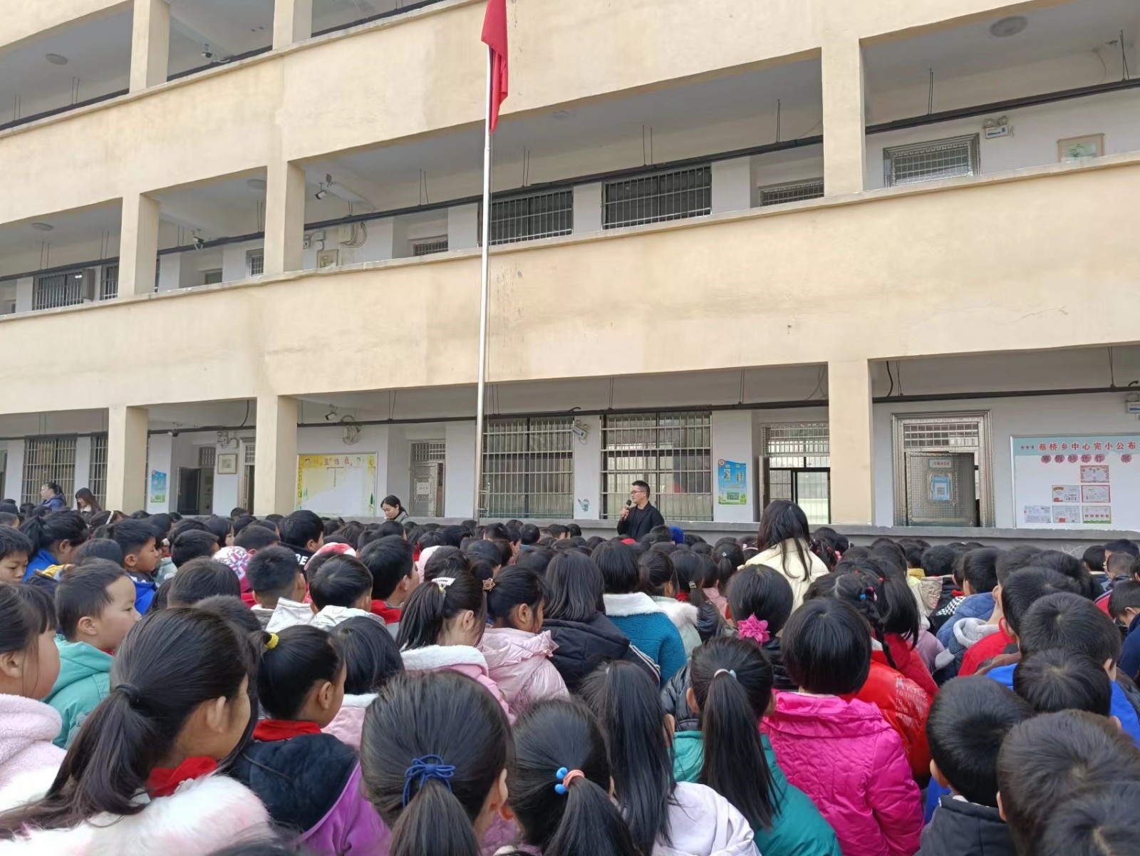 弘揚雷鋒精神，爭做追“鋒”人