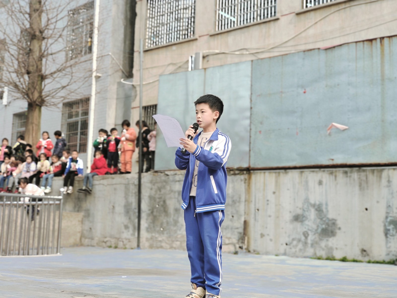 塘田市鎮(zhèn)中心完全小學舉行學雷鋒主題升旗儀式