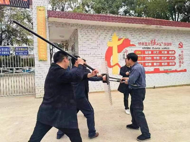 洞口縣茶場學校：“反恐防暴演練”鑄牢校園安全