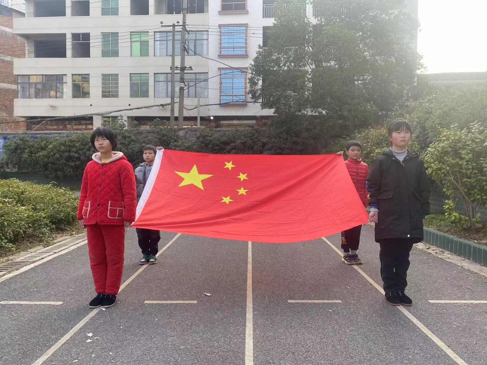 “學(xué)雷鋒，以實(shí)際行動踐行雷鋒精神” 主題升旗儀式+愛心捐贈活動