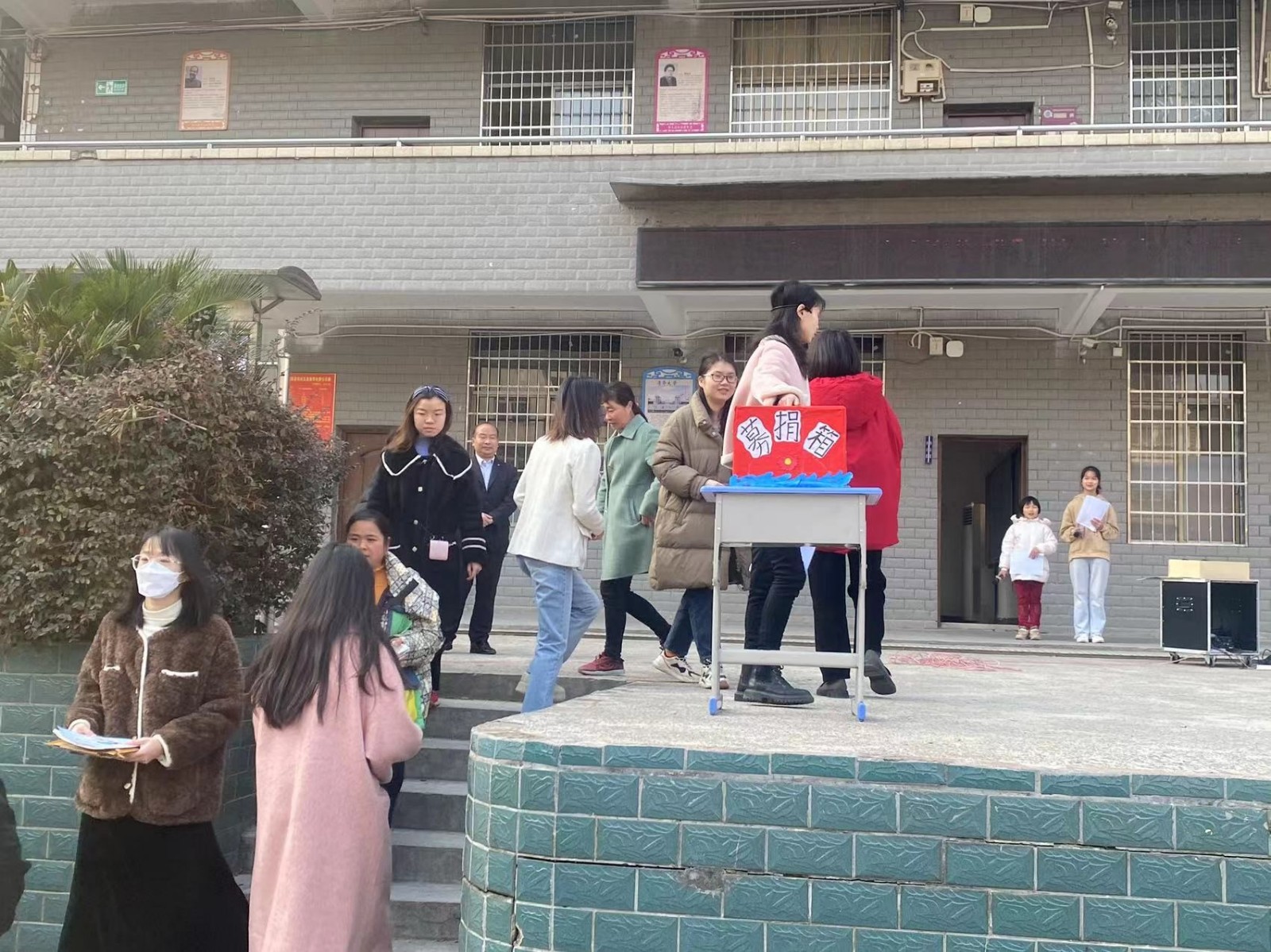 “學(xué)雷鋒，以實(shí)際行動踐行雷鋒精神” 主題升旗儀式+愛心捐贈活動