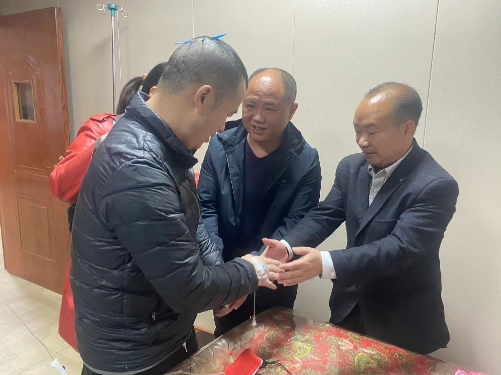 “學(xué)雷鋒，以實(shí)際行動踐行雷鋒精神” 主題升旗儀式+愛心捐贈活動