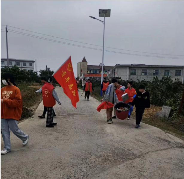 新寧縣萬(wàn)塘中學(xué)開展“學(xué)雷鋒清掃街道”志愿者活動(dòng)