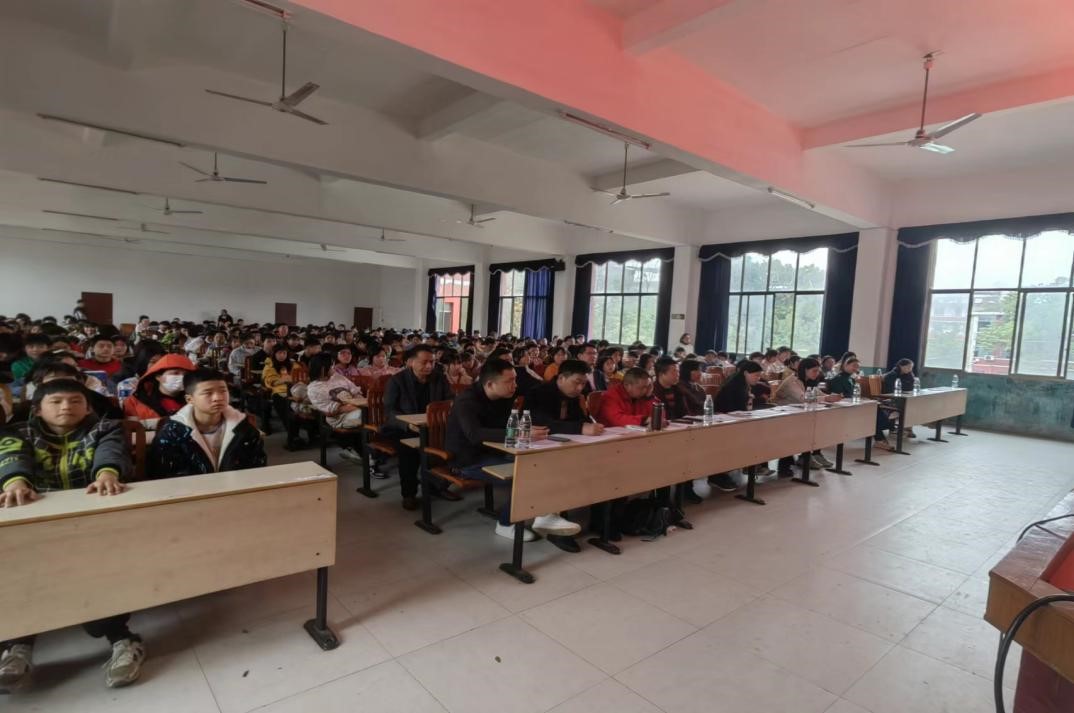 金稱市鎮(zhèn)中學(xué)工會順利完成“巾幗心向黨，丹心育桃李”女職工演講選拔賽