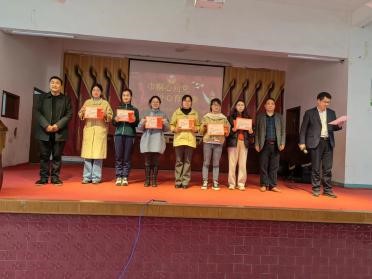 巾幗心向黨  丹心育桃李