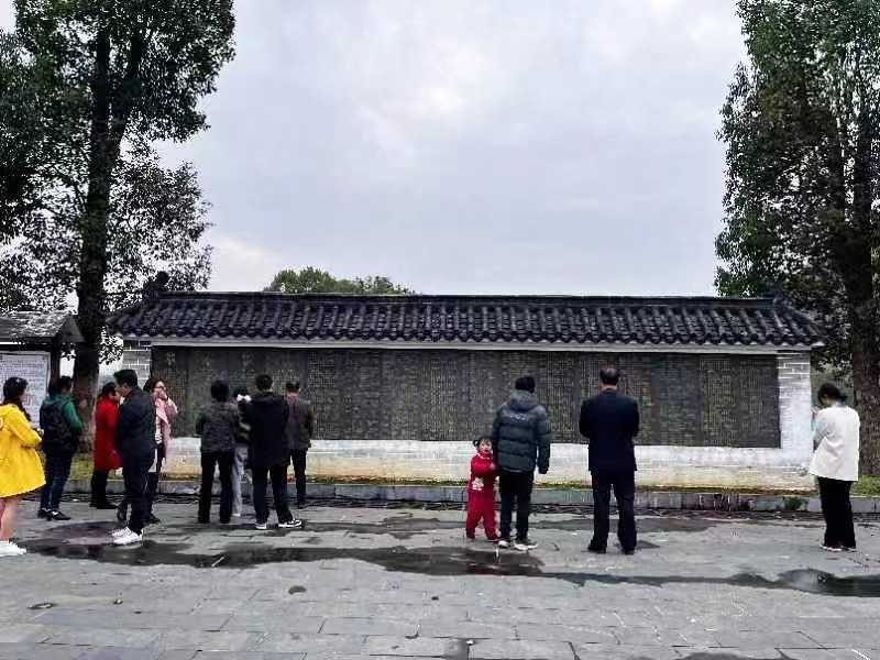 新寧縣回龍寺鎮(zhèn)蓮山中心小學工會開展 慶“三八”婦女節(jié)踏青活動