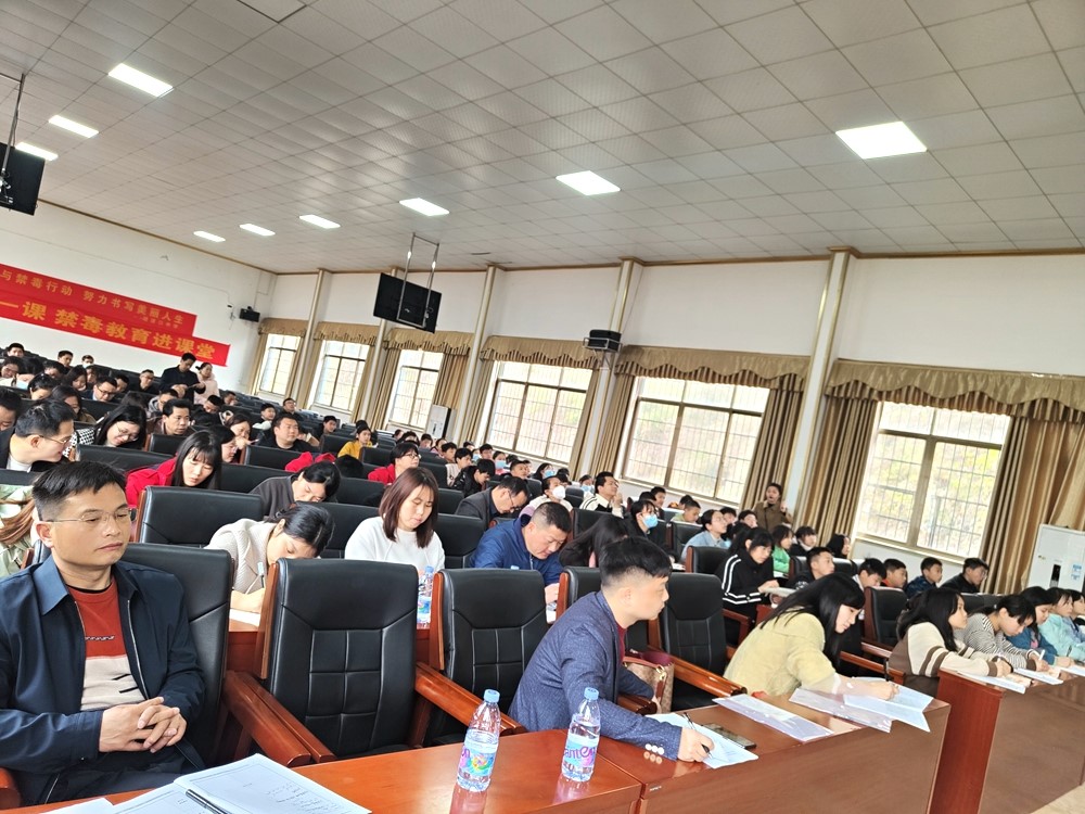 凝心聚力做教研，引領(lǐng)成長譜新篇