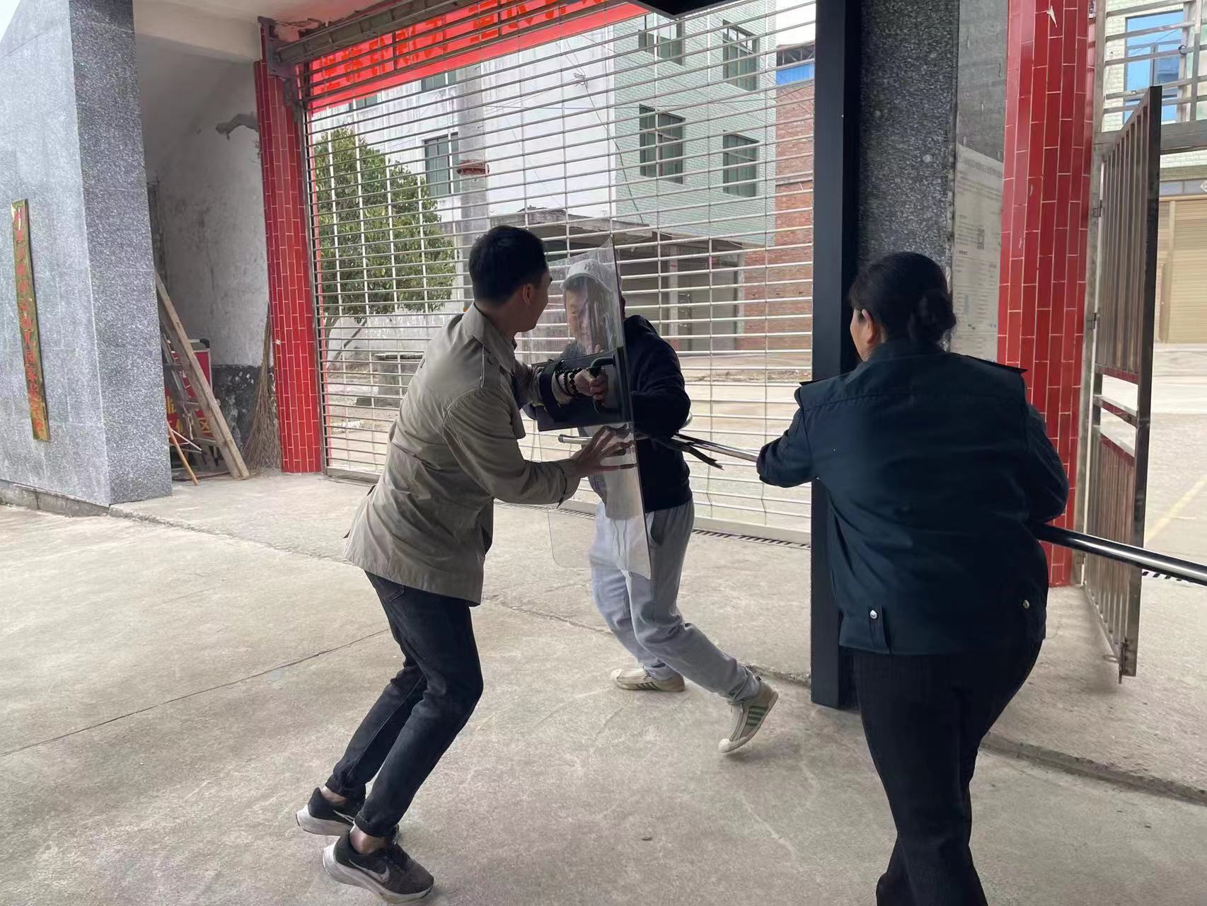 回龍寺鎮(zhèn)中心幼兒園開展反恐防暴演練