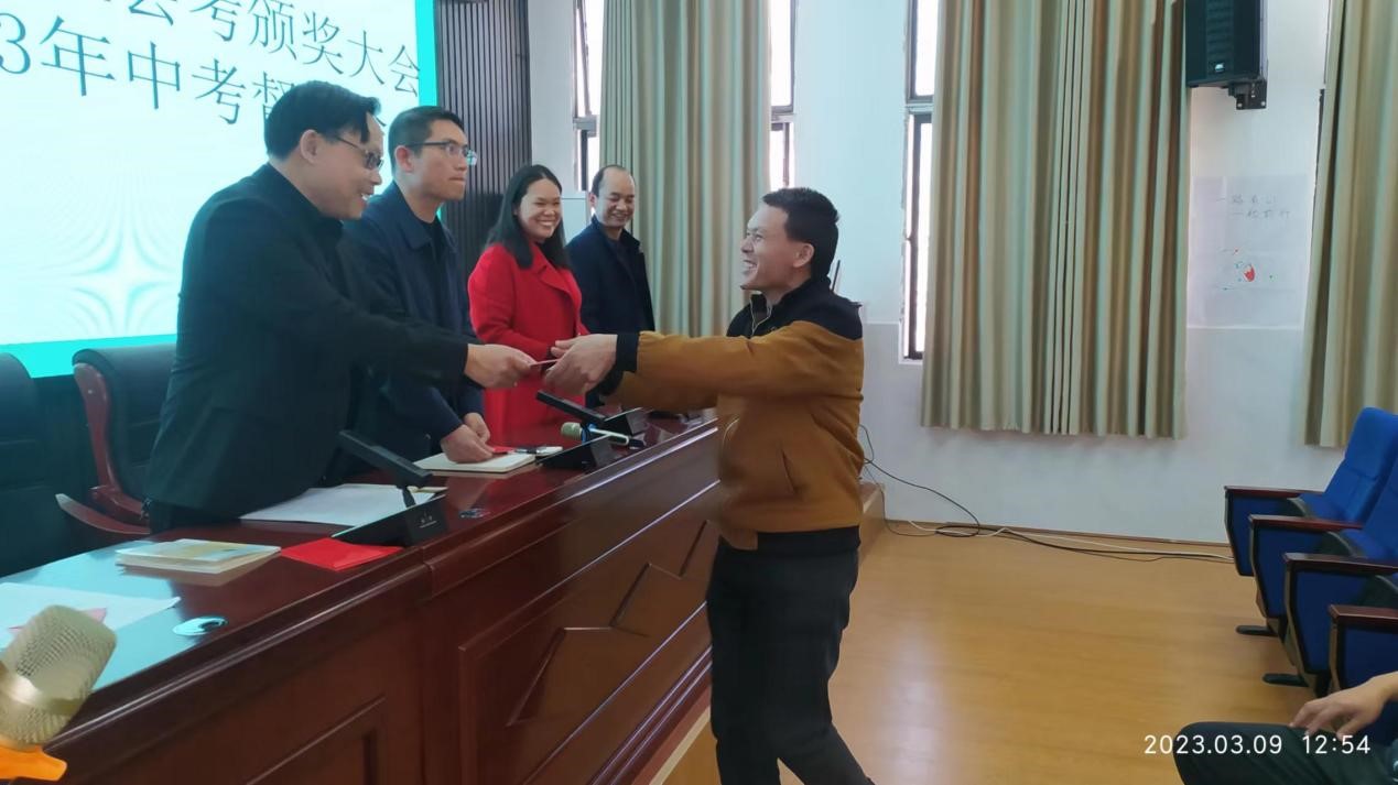 邵陽縣白倉鎮(zhèn)芙蓉學(xué)校舉辦2022屆畢業(yè)會考頒獎暨2023年中考督戰(zhàn)會