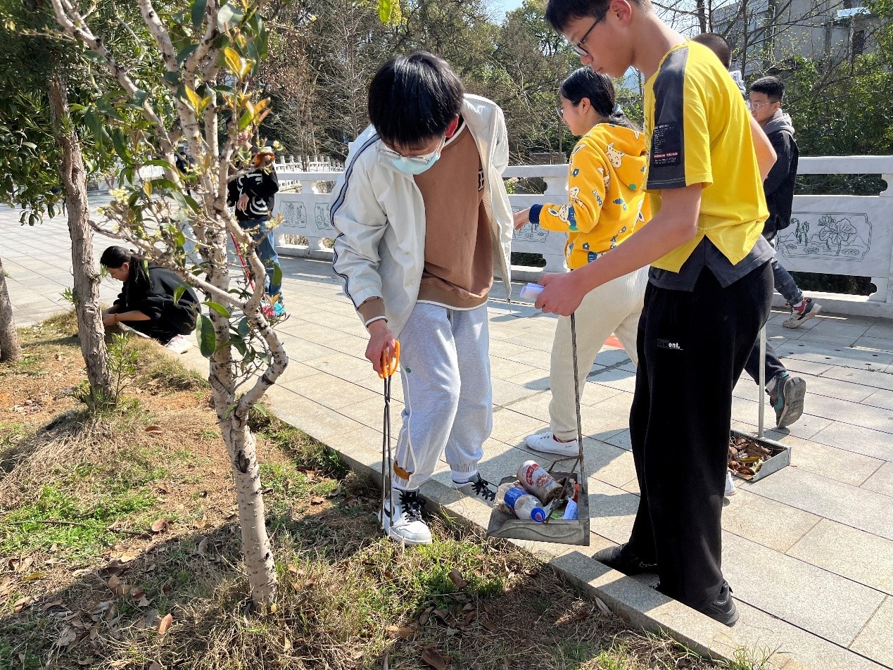 弘揚(yáng)雷鋒精神 凝聚青春力量