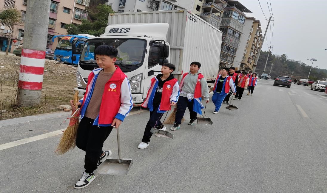 弘揚(yáng)雷鋒精神，爭(zhēng)做陽光少年
